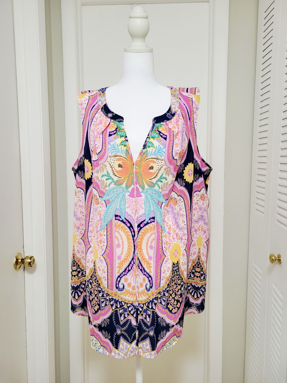 Rose+Olive Sleeveless Floral Paisley V-Neck Women's Top - Pink Multi